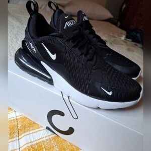 ✨️Nike Air Max 270 Women's Size: 7.5 Black and white